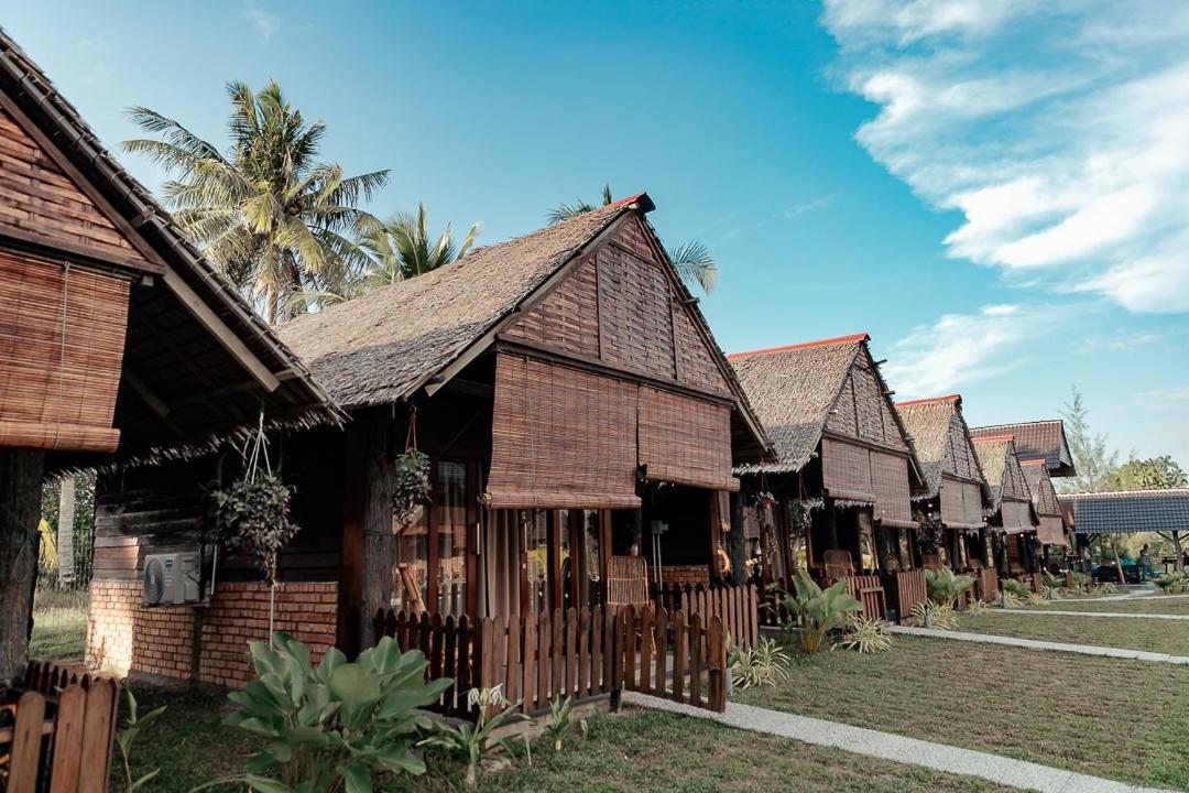 Nipoh Beach Cottage Kijal Ngoại thất bức ảnh
